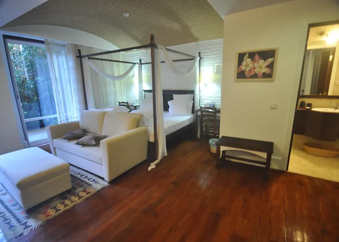 El Vino Hotel & Suites